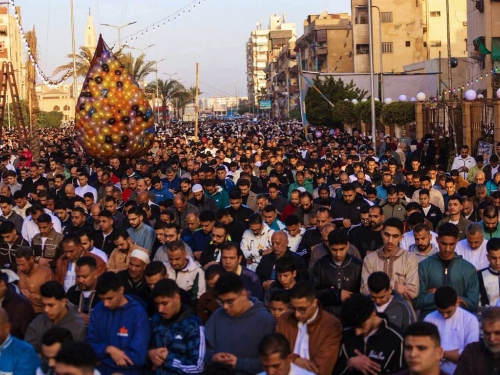 آلاف المصلين يملؤون ساحات بورسعيد وبورفؤاد في أجواء عيدية مبهجة