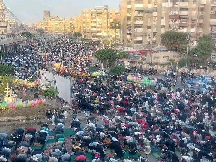 آلاف المصلين يملؤون ساحات بورسعيد وبورفؤاد في أجواء عيدية مبهجة