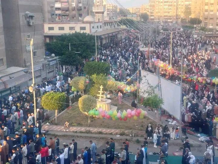 آلاف المصلين يملؤون ساحات بورسعيد وبورفؤاد في أجواء عيدية مبهجة