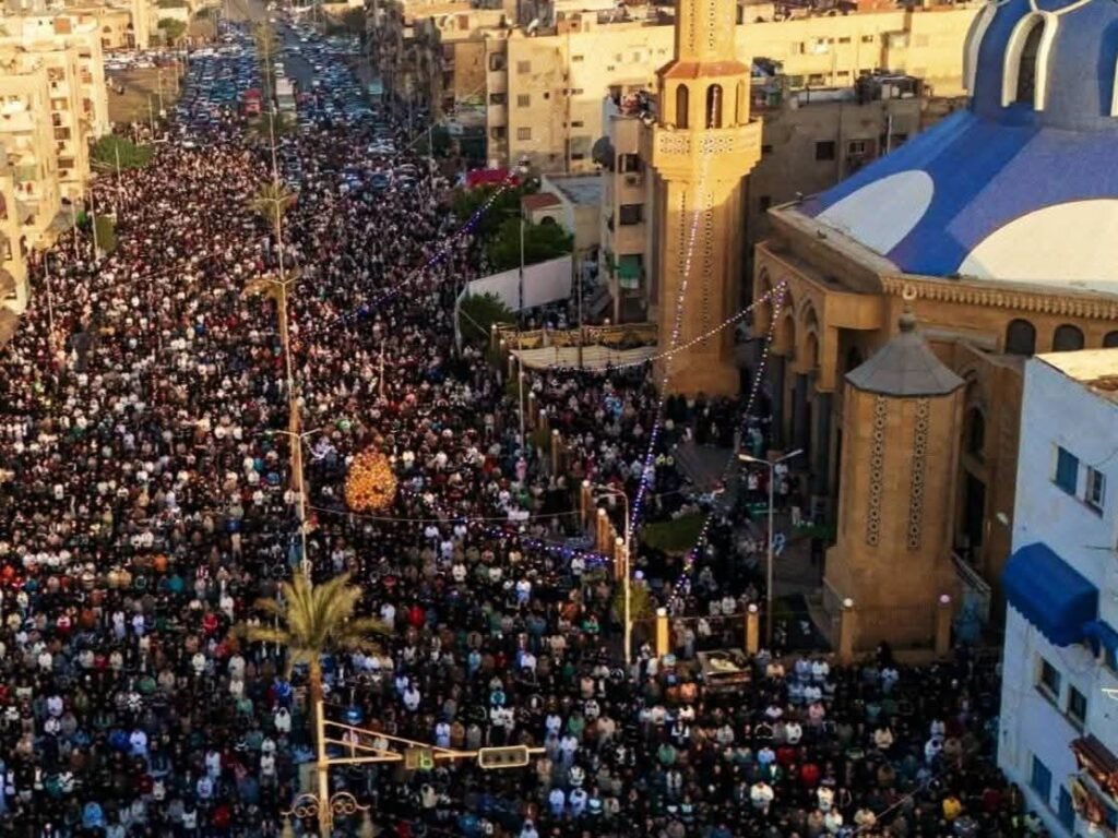 آلاف المصلين يملؤون ساحات بورسعيد وبورفؤاد في أجواء عيدية مبهجة