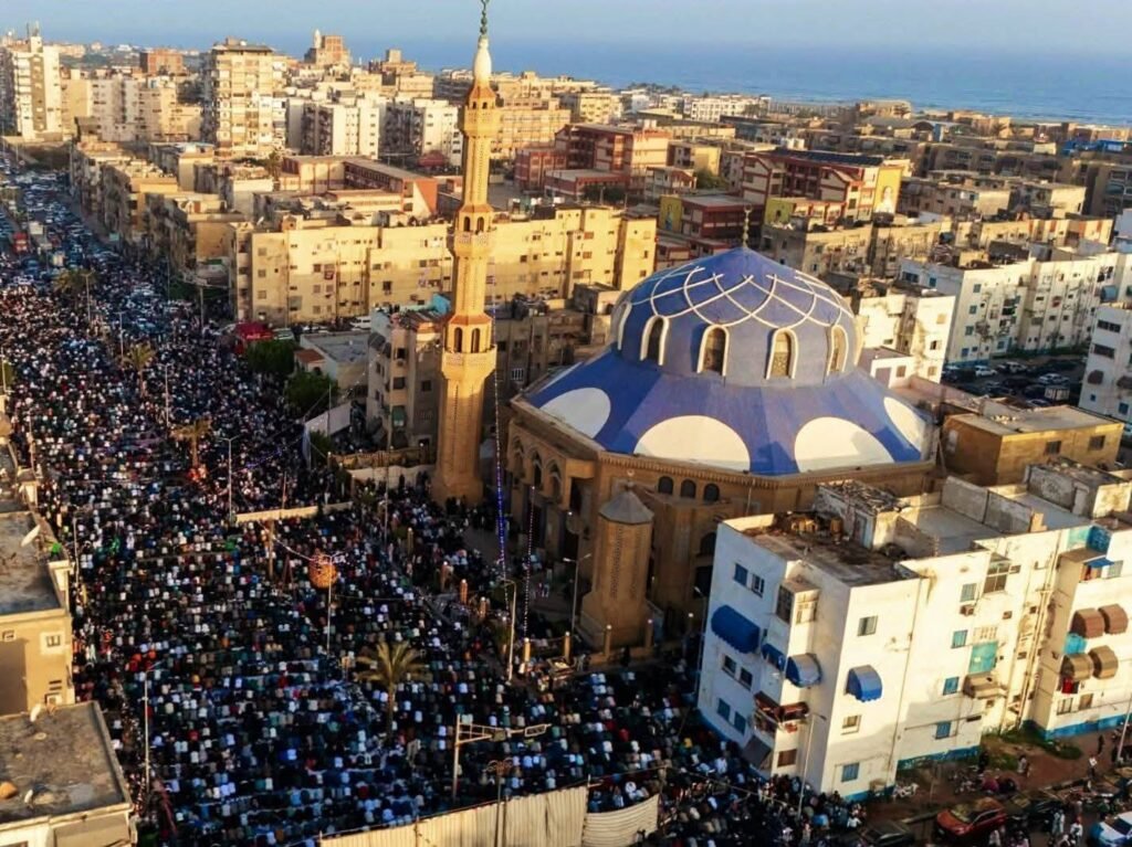 آلاف المصلين يملؤون ساحات بورسعيد وبورفؤاد في أجواء عيدية مبهجة