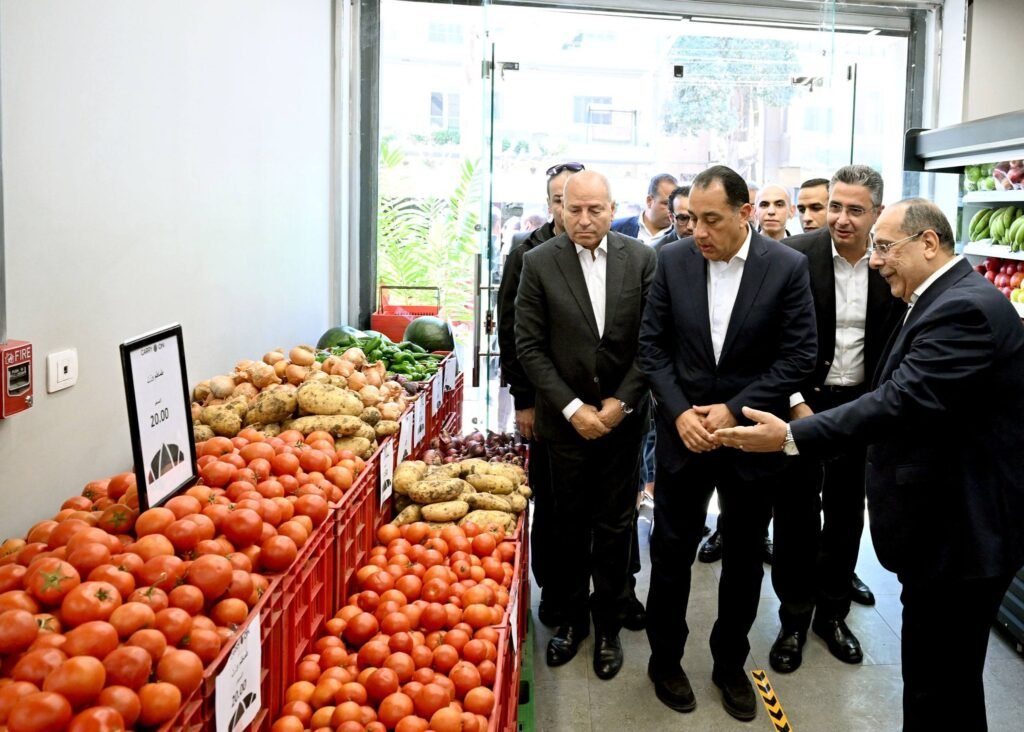 رئيس الوزراء يناشد المواطنين دعماً للمنتجات الوطنية لمواجهة وفرة السلع الزراعية