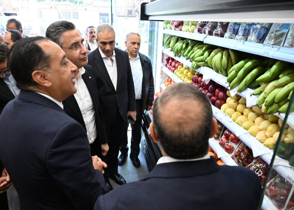 رئيس الوزراء يناشد المواطنين دعماً للمنتجات الوطنية لمواجهة وفرة السلع الزراعية