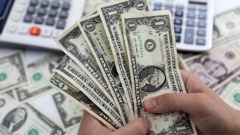 الدولار يرتفع أمام العملات الرئيسية