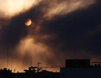 إسرائيل تشن موجة ضربات واسعة على طهران وإيران ترد بصواريخ على تل أبيب