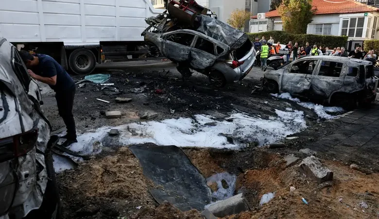 إيران تطلق موجتين صاروخيتين على إسرائيل وانفجارات تهز طهران