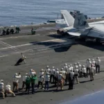 البنتاجون ينفي إصابة حاملة لينكولن وإيران تطلق 38 صاروخاً على إسرائيل