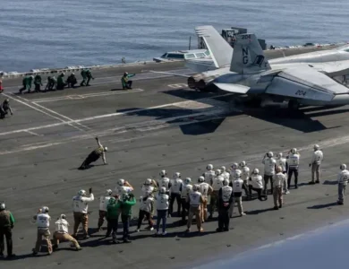 البنتاجون ينفي إصابة حاملة لينكولن وإيران تطلق 38 صاروخاً على إسرائيل