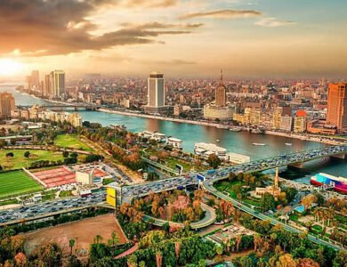 الحكومة المصرية تعلن تطبق العمل عن بُعد يوماً أسبوعياً لمدة شهر مع استثناء بعض الفئات