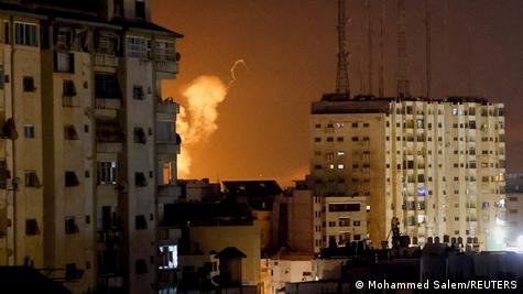 دوي انفجارات ببيروت وإسرائيل تشن غارات واسعة على لبنان رداً على صواريخ حزب الله