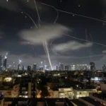 صواريخ إيرانية تخترق دفاعات تل أبيب.. و6 مصابين بعد سقوط شظايا على مبنى وسط المدينة