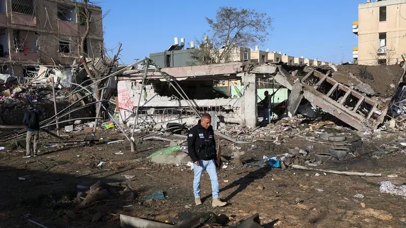 صواريخ إيرانية تخترق دفاعات تل أبيب.. و6 مصابين بعد سقوط شظايا على مبنى وسط المدينة