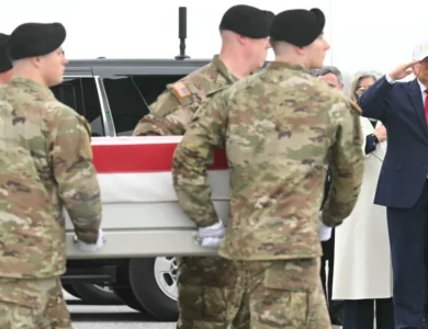 عاجل - ترامب يستقبل جثامين 6 جنود أمريكيين قتلوا في الحرب على إيران