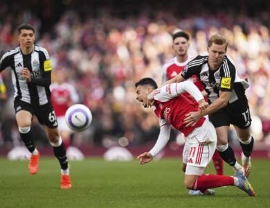 نيوكاسل يسقط مانشستر يونايتد 2-1 ويمنح كاريك أول خسارة قاسية