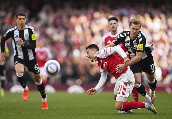 نيوكاسل يسقط مانشستر يونايتد 2-1 ويمنح كاريك أول خسارة قاسية