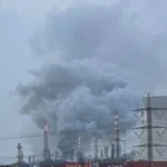 هجوم إيراني صاروخي يشعل حريقاً في مصافي حيفا ويطال ملايين الإسرائيليين بالملاجئ