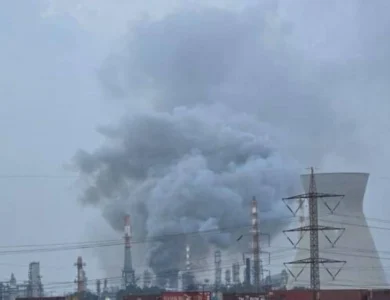 هجوم إيراني صاروخي يشعل حريقاً في مصافي حيفا ويطال ملايين الإسرائيليين بالملاجئ