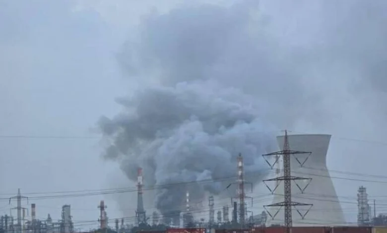 هجوم إيراني صاروخي يشعل حريقاً في مصافي حيفا ويطال ملايين الإسرائيليين بالملاجئ