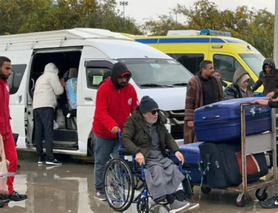 وصول دفعة جديدة من العائدين والجرحى الفلسطينيين إلى معبر رفح البري  