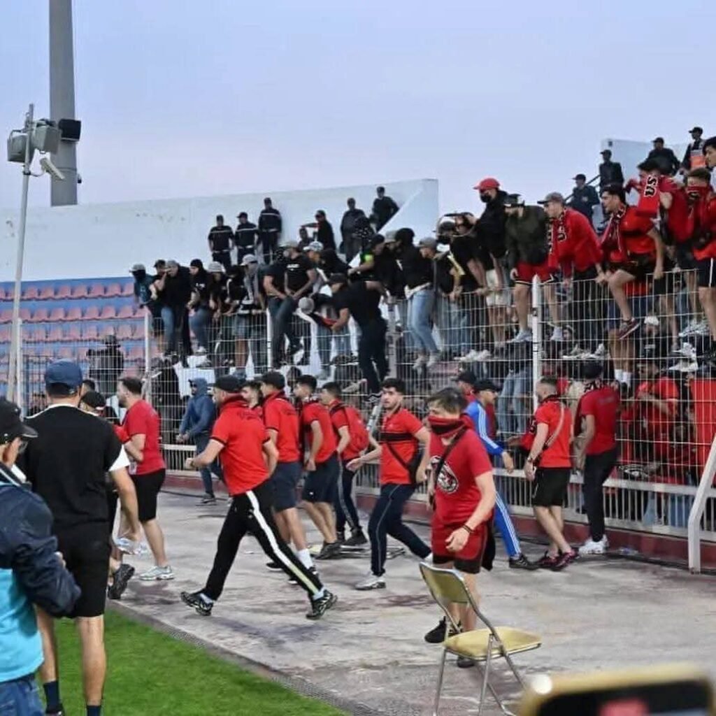 بالصور - اشتباكات دامية تؤجل نصف نهائي الكونفدرالية 80 دقيقة بين آسفي واتحاد العاصمة