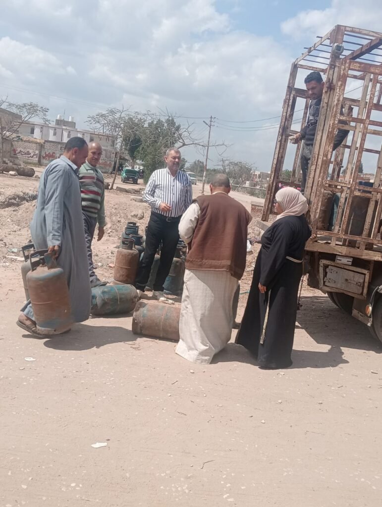 وكيل اول وزارة التموين بالشرقية يستجيب فوراً لنداء أهالي العزبة البيضة ويوزع أسطوانات الغاز