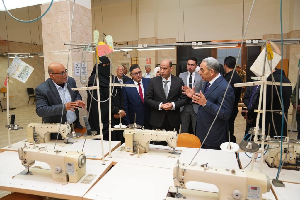 وزير العمل يبدأ زيارته للإسماعيلية بتوقيع بروتوكول تدريب الشباب على الملابس الجاهزة
