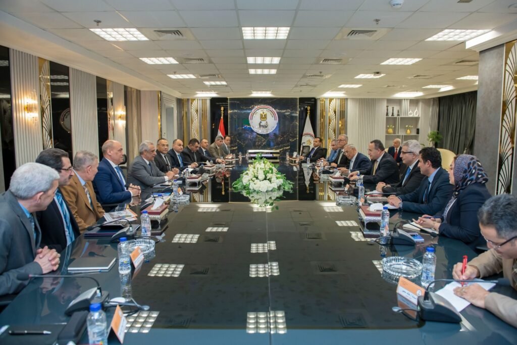 وزيرا الإنتاج الحربي والتعليم العالي يبحثان تعزيز التعاون في البحث العلمي والتدريب