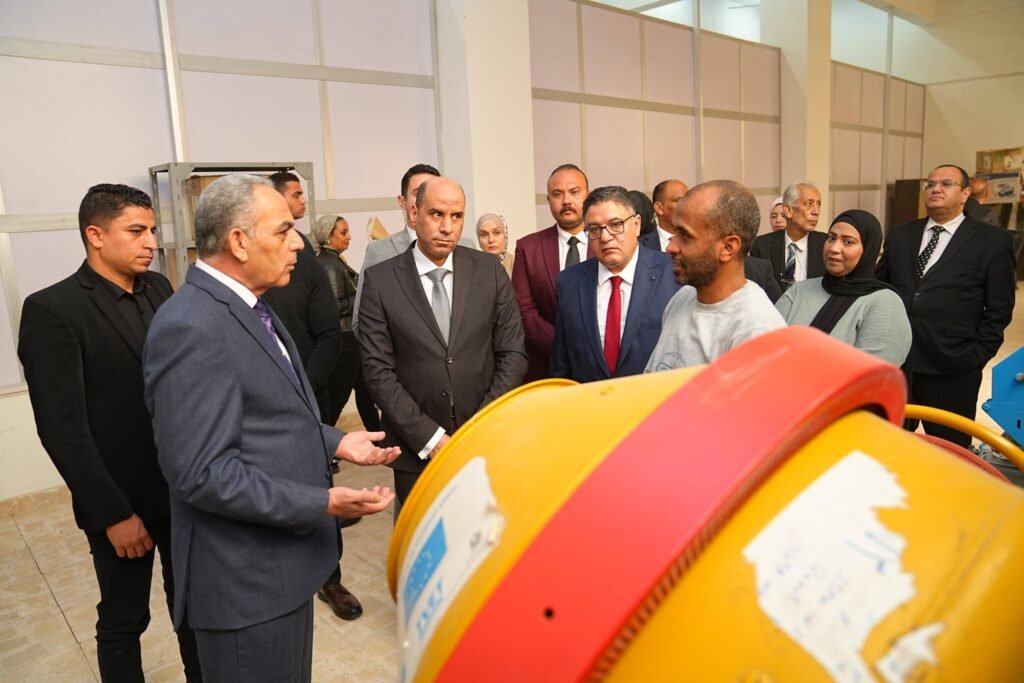 وزير العمل يبدأ زيارته للإسماعيلية بتوقيع بروتوكول تدريب الشباب على الملابس الجاهزة