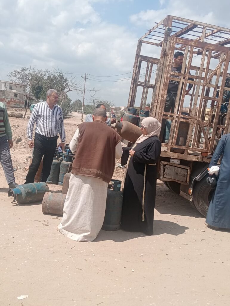 وكيل اول وزارة التموين بالشرقية يستجيب فوراً لنداء أهالي العزبة البيضة ويوزع أسطوانات الغاز