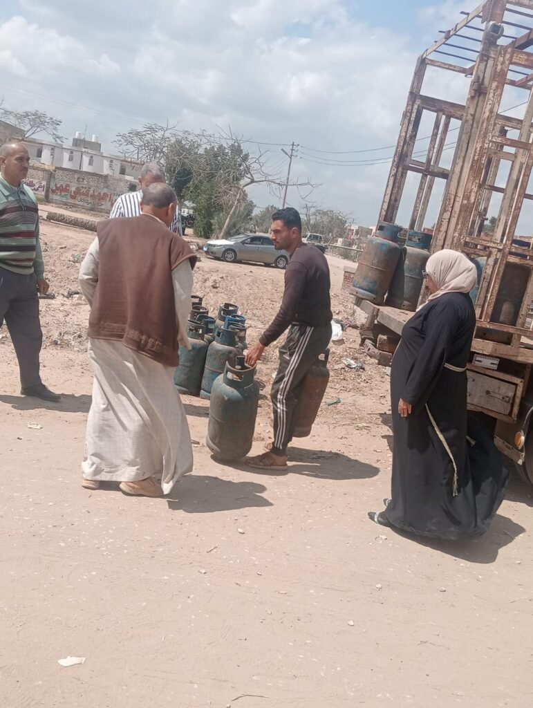وكيل اول وزارة التموين بالشرقية يستجيب فوراً لنداء أهالي العزبة البيضة ويوزع أسطوانات الغاز