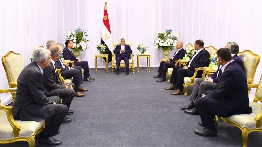 الرئيس السيسي يتفقد مشروع محطة الأهرامات