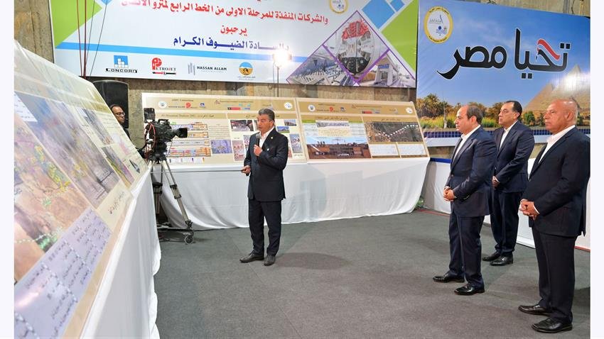 الرئيس السيسي يتفقد مشروع محطة الأهرامات
