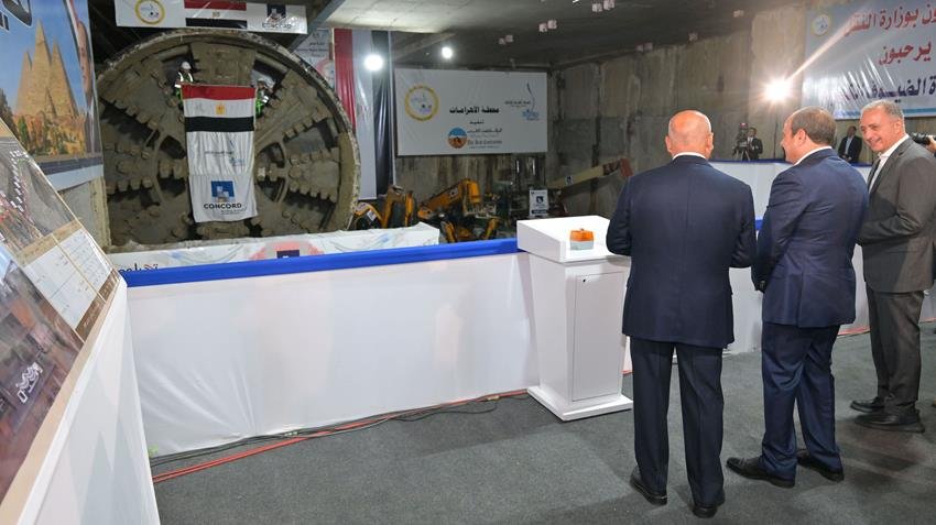 الرئيس السيسي يتفقد مشروع محطة الأهرامات