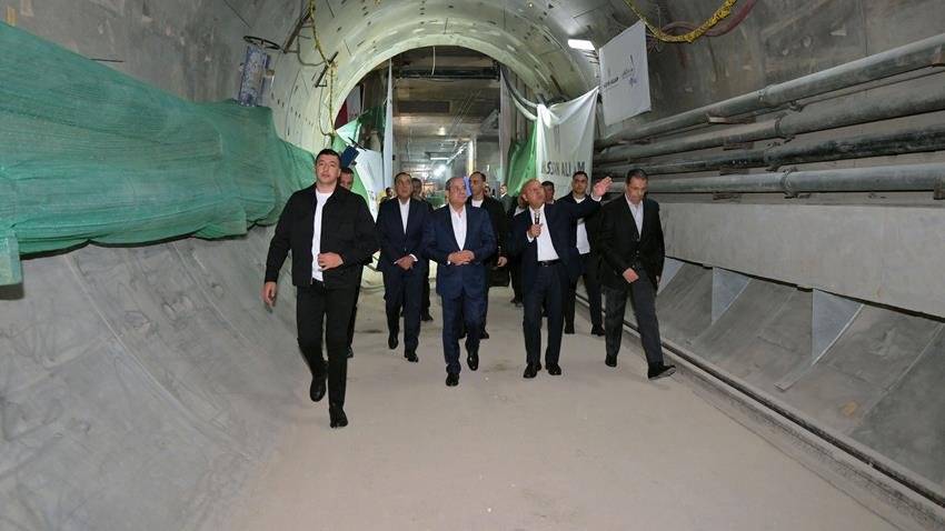 الرئيس السيسي يتفقد مشروع محطة الأهرامات