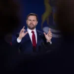 أكسيوس فانس يجري محادثات سرية لوقف الحرب مع إيران مقابل فتح مضيق هرمز