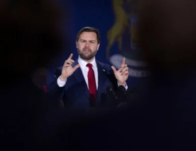 أكسيوس فانس يجري محادثات سرية لوقف الحرب مع إيران مقابل فتح مضيق هرمز