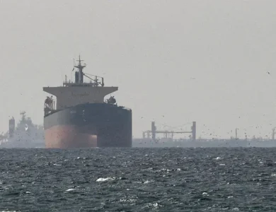 إيران تعيد فرض قيود صارمة على مضيق هرمز وتلوح بالتصعيد