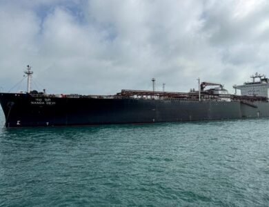 الجيش الأميركي يعترض ثلاث ناقلات نفط إيرانية ويصعّد التوتر بالمنطقة