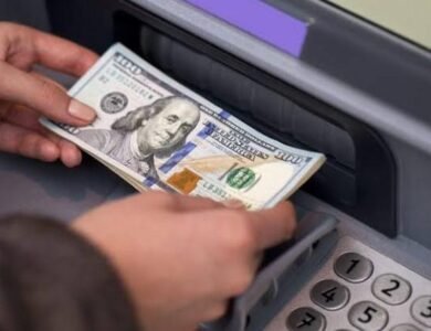 الدولار يقفز لمستويات قياسية في البنوك المصرية امام الجنيه المصري