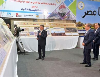 الرئيس السيسي يتفقد مشروع محطة الأهرامات