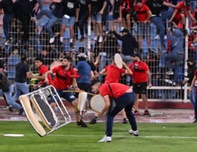 بالصور - اشتباكات دامية تؤجل نصف نهائي الكونفدرالية 80 دقيقة بين آسفي واتحاد العاصمة