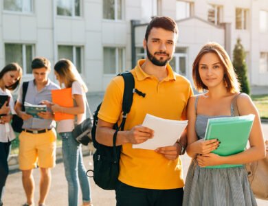 بقلم منى السباعي داخل عقل المراهق.. لماذا يبدو الأبناء مختلفين في هذه المرحلة؟