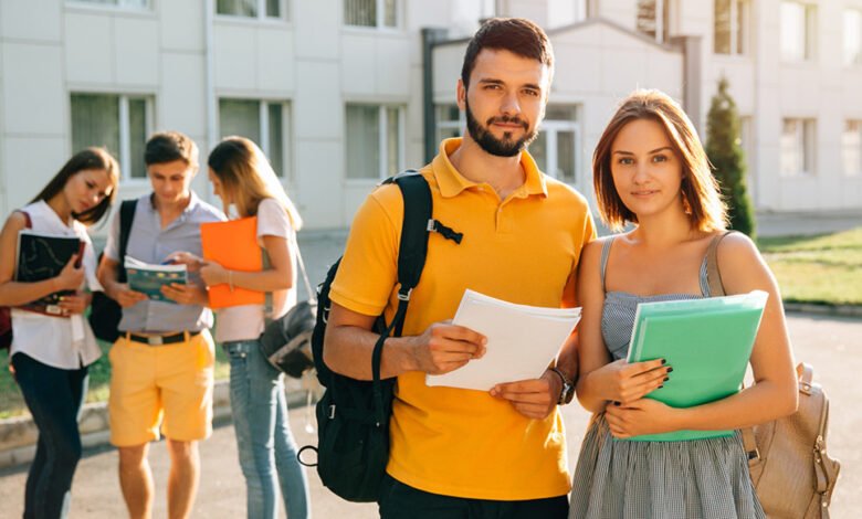 بقلم منى السباعي داخل عقل المراهق.. لماذا يبدو الأبناء مختلفين في هذه المرحلة؟