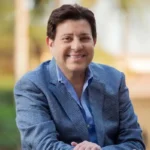 تطورات خطيرة في حالة الفنان هاني شاكر ومصطفى كامل يطالب بالدعاء