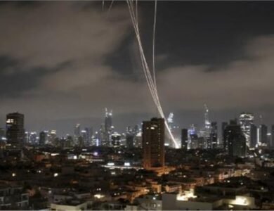 عاجل .. إيران تطلق أكبر دفعة صواريخ على إسرائيل.. وإسرائيل ترد بغارات واسعة على طهران