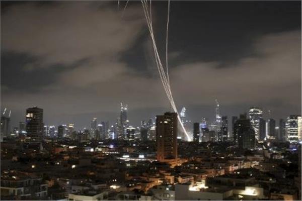 عاجل .. إيران تطلق أكبر دفعة صواريخ على إسرائيل.. وإسرائيل ترد بغارات واسعة على طهران