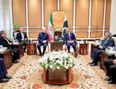 محادثات ودية بين أمريكا وإيران في إسلام آباد.. وفانس يلتقي شريف لوقف الحرب