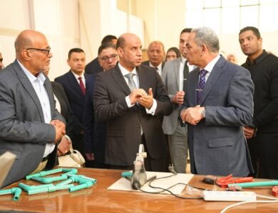 وزير العمل يبدأ زيارته للإسماعيلية بتوقيع بروتوكول تدريب الشباب على الملابس الجاهزة