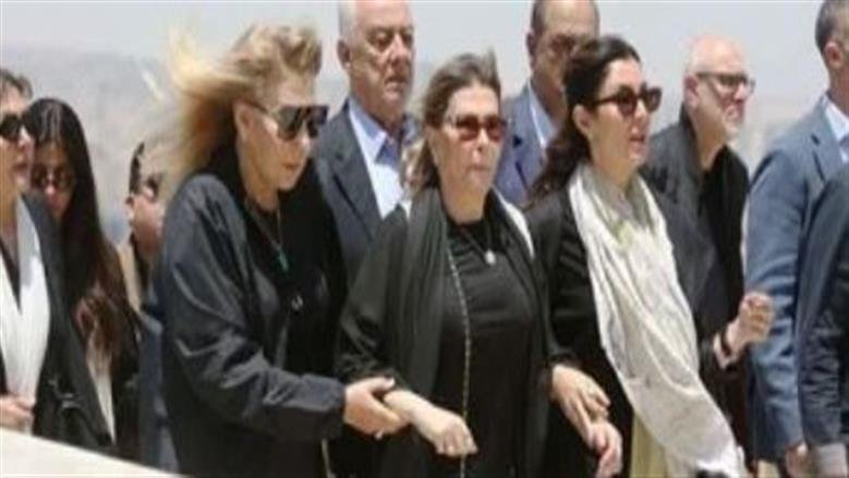 انهيار زوجة هاني شاكر خلال وداعه الأخير بحضور نجوم الفن والإعلام