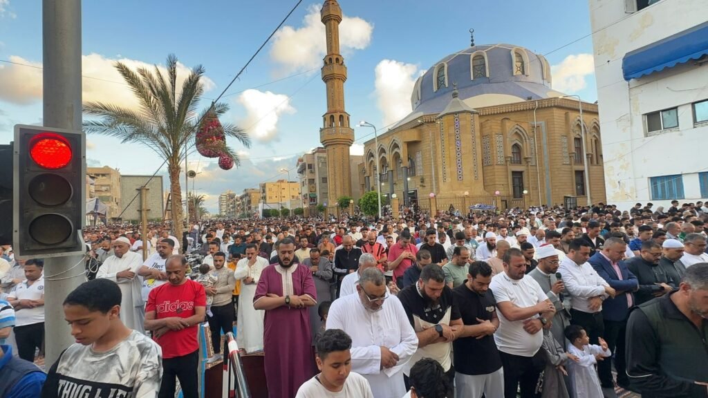 آلاف المواطنين يؤدون صلاة عيد الأضحى بساحة الحسين ببورسعيد وسط أجواء إيمانية مبهجة